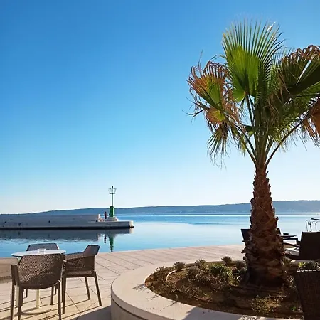 Apartment By The Sea And Beach With Roof Terrace