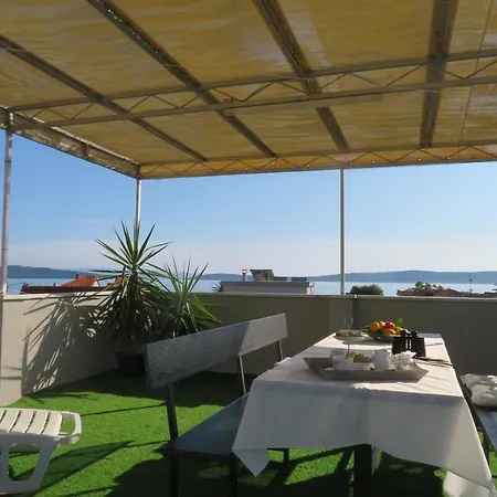 By The Sea And Beach With Roof Terrace Apartment